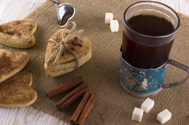 Tarçınlı kurabiye ile çay bardak.