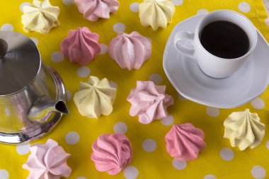 Kremalı kurabiye ve kahve.