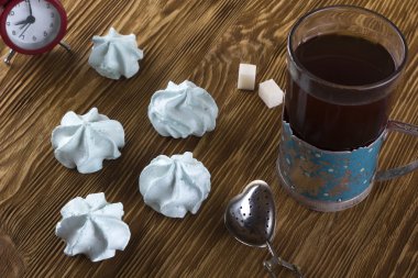 Kremalı kurabiye ve çay bardak