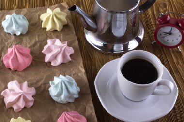 Kremalı kurabiye ve kahve.