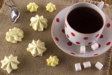 Kremalı kurabiye ve çay