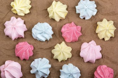 Meringues buruşuk kağıt üstünde göster