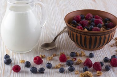 Taze meyveleri ve süt ile müsli.