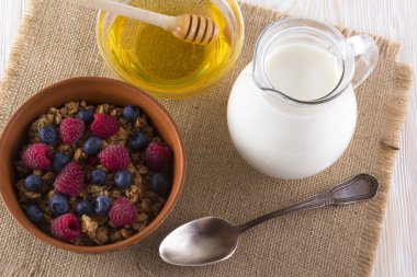 Taze çilek, bal ve süt ile müsli.