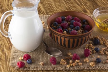 Taze çilek, bal ve süt ile müsli.
