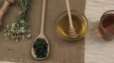 Bal ile kurutulmuş bitki çayı