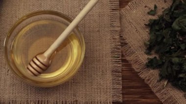 Bal ile kurutulmuş bitki çayı