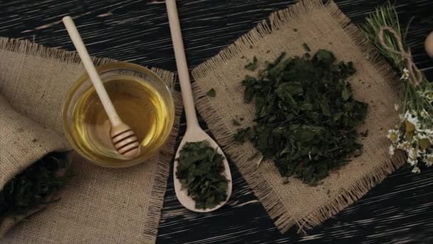 Ziołowe herbaty suszonych z miodem — Wideo stockowe