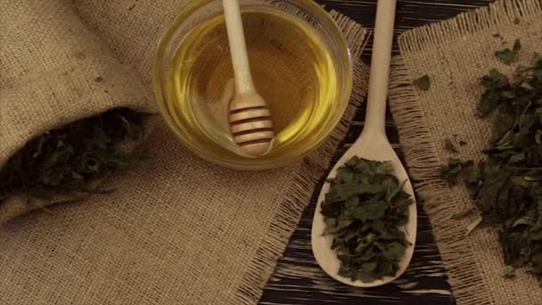 Szárított gyógynövény tea méz — Stock videók