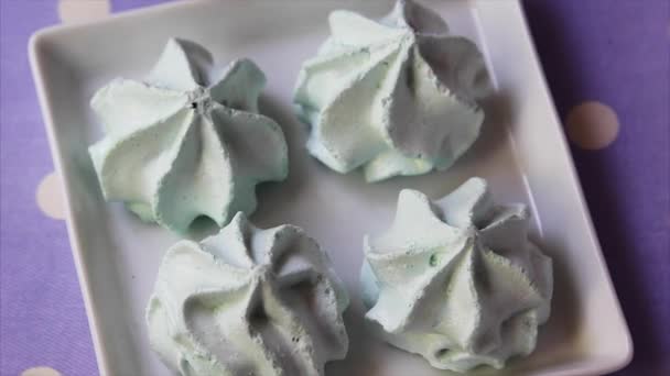 Vers gemaakte meringue cookies, roterende — Stockvideo