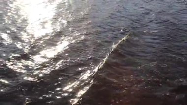 Dalgalanma akan suyun üzerinde doku doğa kadar yakın şaşırtıcı.