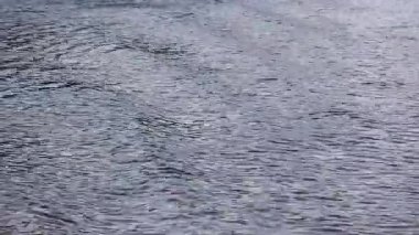 Dalgalanma akan suyun üzerinde doku doğa kadar yakın şaşırtıcı.