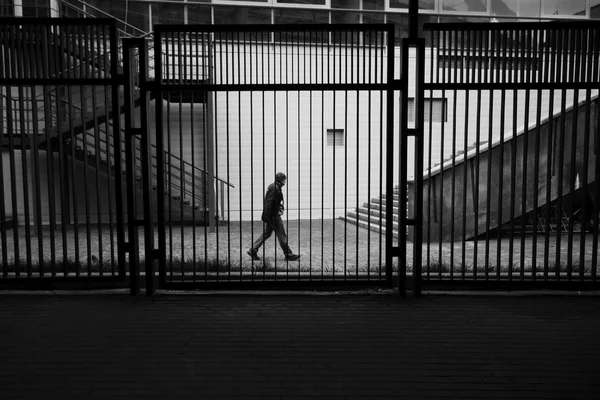 A kerítés mögött az ember — Stock Fotó