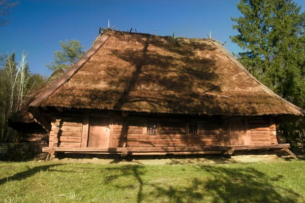 Het oude huis in hout — Stockfoto