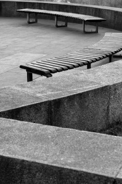 İki siyah beyaz banklar