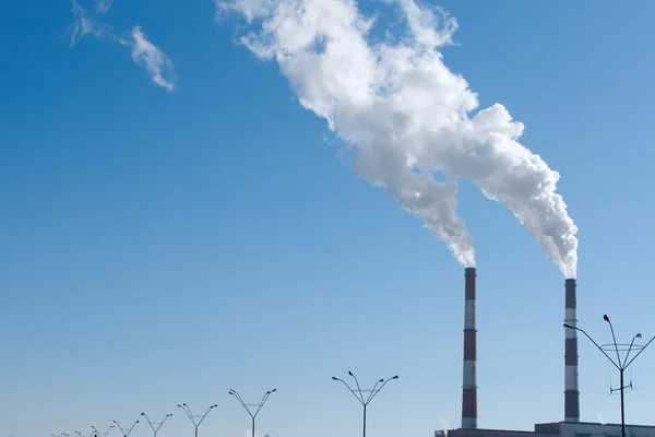 Dos chimeneas humeantes contaminación del aire —  Fotos de Stock