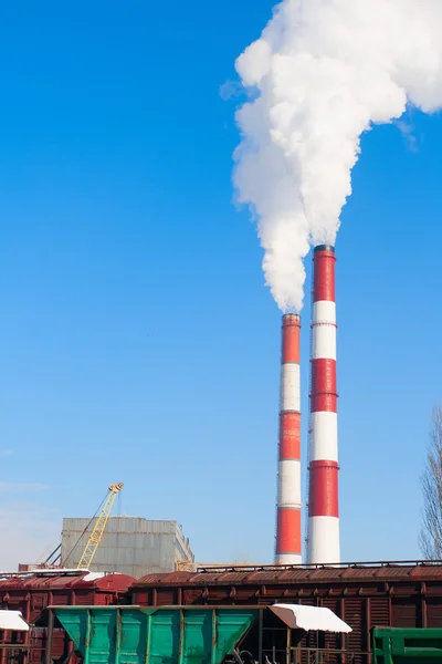 Dos chimeneas humeantes contaminación del aire —  Fotos de Stock