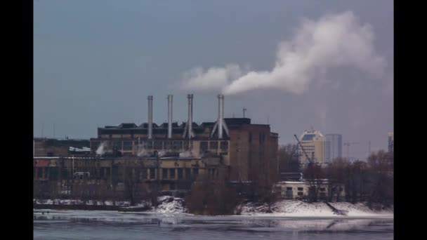 Umweltverschmutzende Fabrik im Morgengrauen, Zeitraffer — Stockvideo