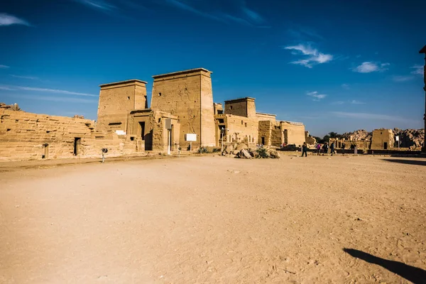 이시스 신전은 이집트의 아스완에 섬에서 출발하였습니다 역사적 — 스톡 사진