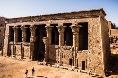 Esna 'daki Khnum Tapınağı' ndaki sütunlar ve hiyeroglifler 