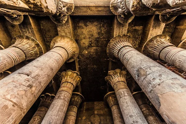 Esna 'daki Khnum Tapınağı' ndaki sütunlar ve hiyeroglifler 