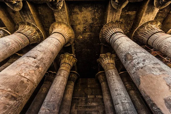 Esna 'daki Khnum Tapınağı' ndaki sütunlar ve hiyeroglifler 