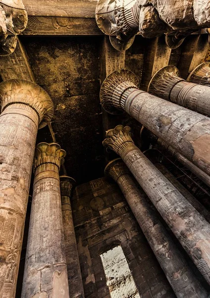 Esna 'daki Khnum Tapınağı' ndaki sütunlar ve hiyeroglifler 