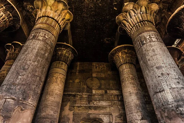 Esna 'daki Khnum Tapınağı' ndaki sütunlar ve hiyeroglifler 
