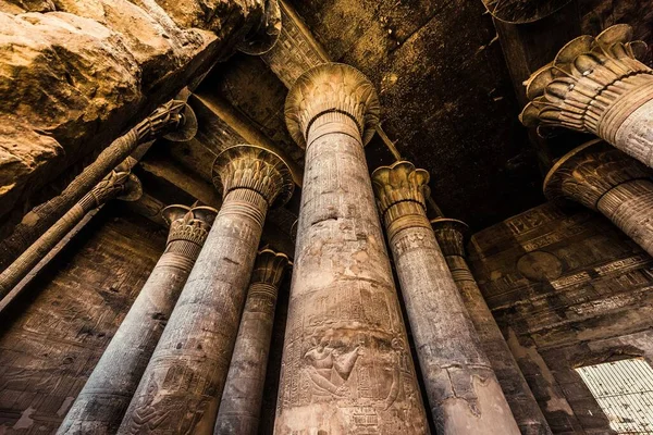 Esna 'daki Khnum Tapınağı' ndaki sütunlar ve hiyeroglifler 