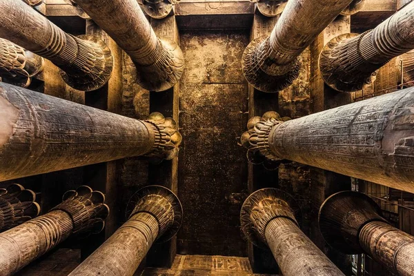 Esna 'daki Khnum Tapınağı' ndaki sütunlar ve hiyeroglifler 