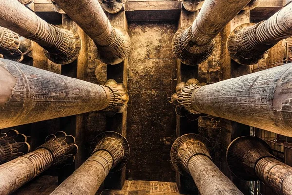 Esna 'daki Khnum Tapınağı' ndaki sütunlar ve hiyeroglifler 