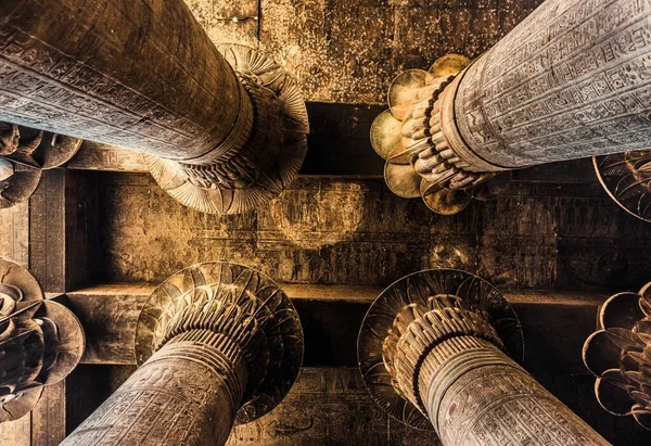 Esna 'daki Khnum Tapınağı' ndaki sütunlar ve hiyeroglifler 