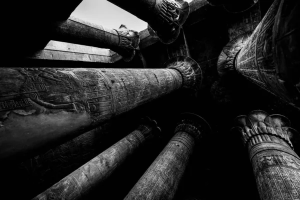 Esna 'daki Khnum Tapınağı' ndaki sütunlar ve hiyeroglifler 