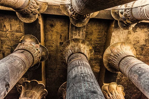 Esna 'daki Khnum Tapınağı' ndaki sütunlar ve hiyeroglifler 