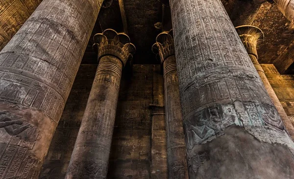 Esna 'daki Khnum Tapınağı' ndaki sütunlar ve hiyeroglifler 