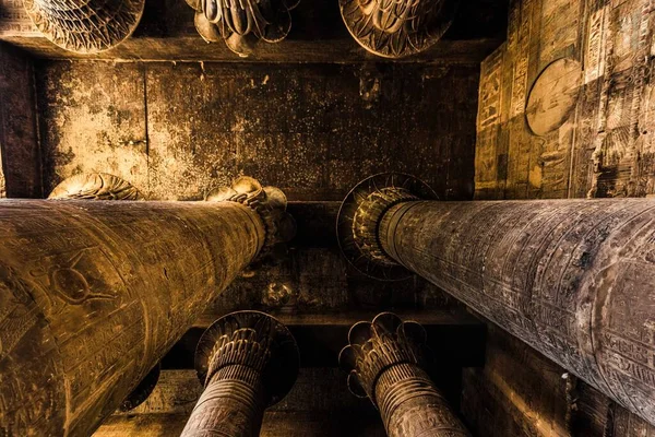 Esna 'daki Khnum Tapınağı' ndaki sütunlar ve hiyeroglifler 