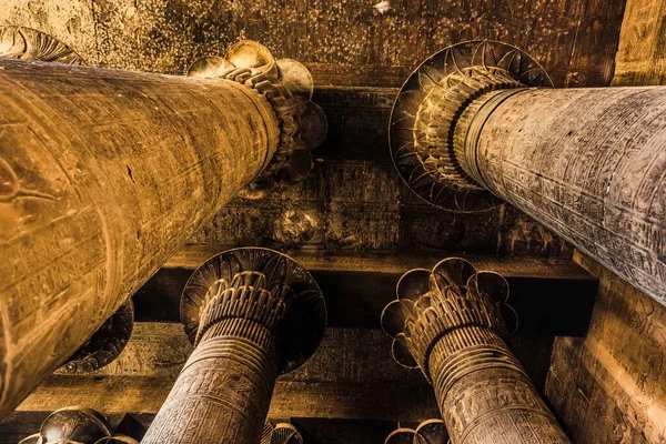 Esna 'daki Khnum Tapınağı' ndaki sütunlar ve hiyeroglifler 