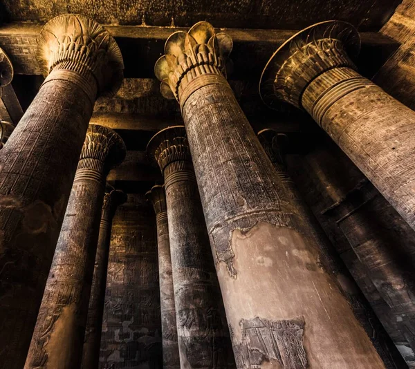 Esna 'daki Khnum Tapınağı' ndaki sütunlar ve hiyeroglifler 