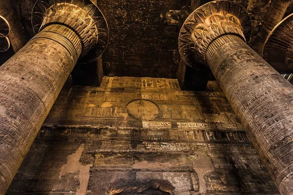 Esna 'daki Khnum Tapınağı' ndaki sütunlar ve hiyeroglifler 