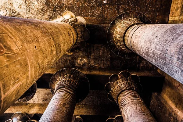 Esna 'daki Khnum Tapınağı' ndaki sütunlar ve hiyeroglifler 