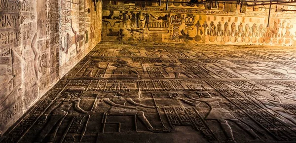 Колонны Иероглифы Храме Хнума Эсне — стоковое фото