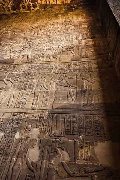 Esna 'daki Khnum Tapınağı' ndaki sütunlar ve hiyeroglifler 