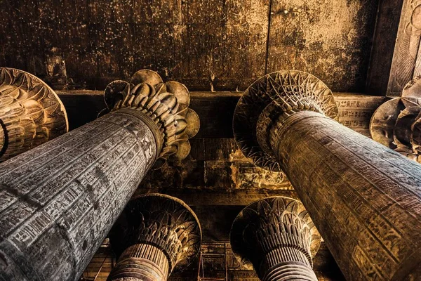 Esna 'daki Khnum Tapınağı' ndaki sütunlar ve hiyeroglifler 