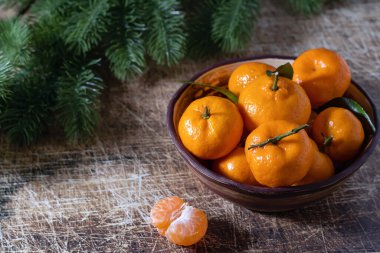 Eski arkaplanda mandalinalı ve ladin dallı tabaklar