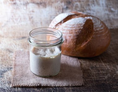 Ekmek için ekmek faal ve taze ekmek. Başlatıcı