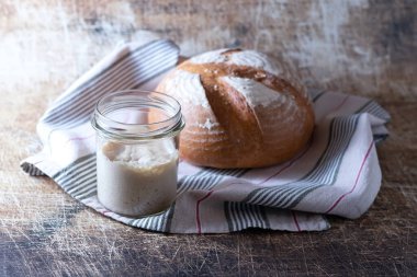 Masadaki küçük bir kasede tuzlu kayısı çekirdeği. Dona shurak Özbek Milli Gıda.