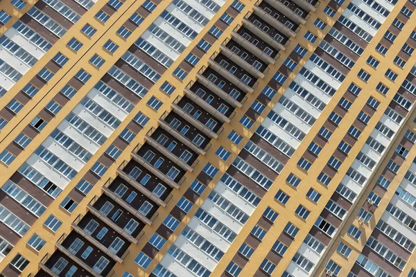 Πολυώροφο Κτίριο Κατοικιών Παράθυρα Και Μπαλκόνια Γεωμετρική Αφαίρεση — Φωτογραφία Αρχείου
