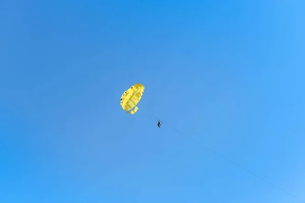 Parachutisme Sur Mer Avec Sourire Face Parachute Sur Ciel Clair — Photo