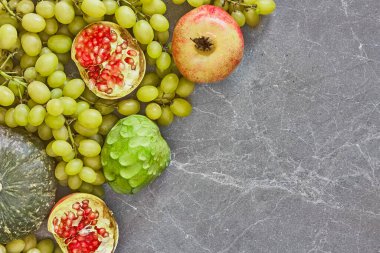 Sonbahar meyveleri arka planı. Balkabağı, nar, elma ve üzüm manzarası. Sonbahar sezonu konsepti. Lezzetli sağlıklı yemek..