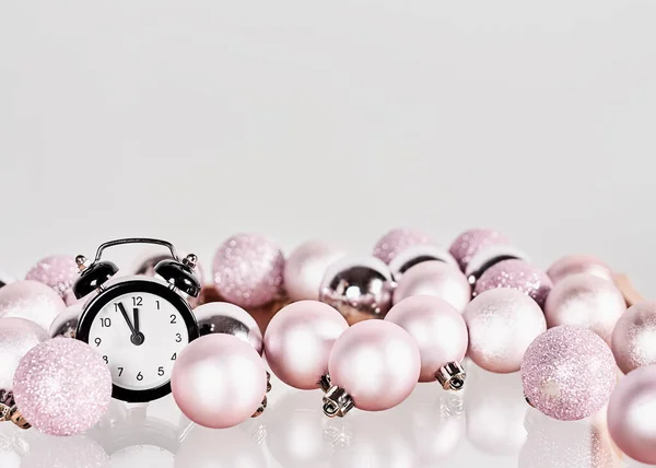 Weihnachtskomposition Mit Uhr Und Rosa Kugeln Für Ihr Design Frohes — Stockfoto
